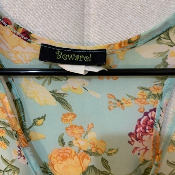 3/$28❤️Beware flower print, see-through top size XL - Picture 4 of 6